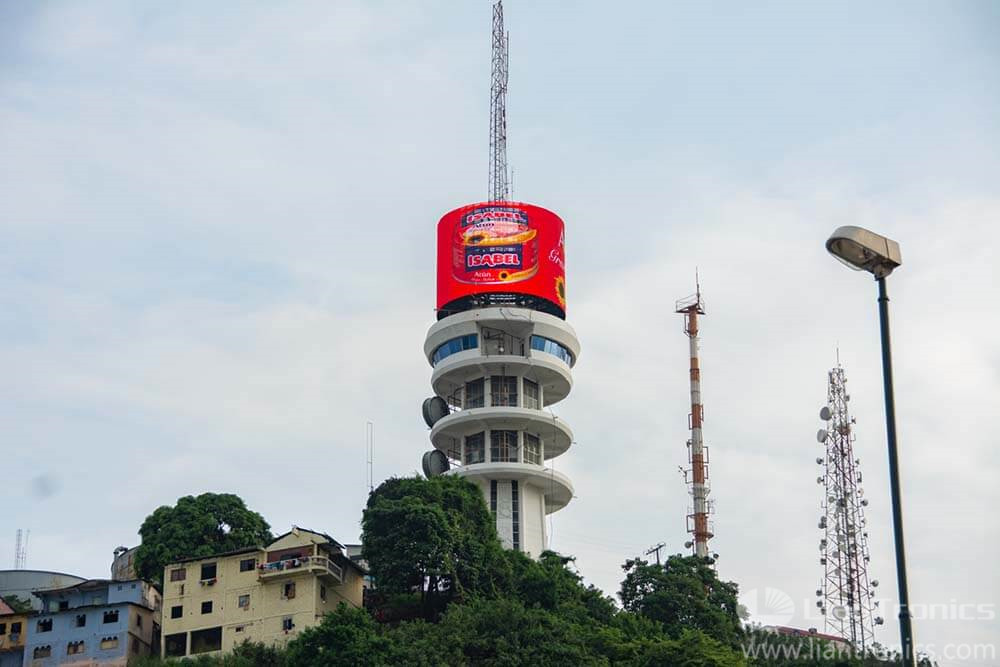 Panneau d’affichage LED cylindrique géant au sommet d’une tour de télévision, Équateur