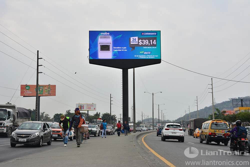 Panneaux d’affichage LED en bordure de route, Équateur